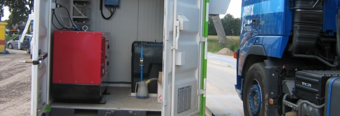 Autarke Stromversorgung in Container mit Notstromaggregat, Tank und Batterieanlage