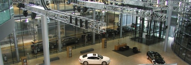 Bhnentechnik bei Auto-Ausstellung von Volkswagen: Hochlast-Traversen und Kettenzge