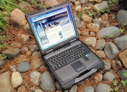 Outdoor Laptop mit sonnenlicht-lesbaren Display