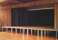 Bühnenpodest-System mit Vorhanganlage