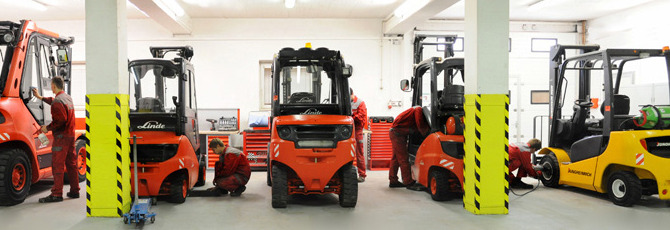 Used forklifts from Linde and Jungheinrich for refurbishment in the workshop